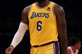 爱游戏app -赛地聚焦——NBA总决赛赛前热度飙升；西汉姆主帅复盘；引发热议；资深球员宣示担当的简单介绍