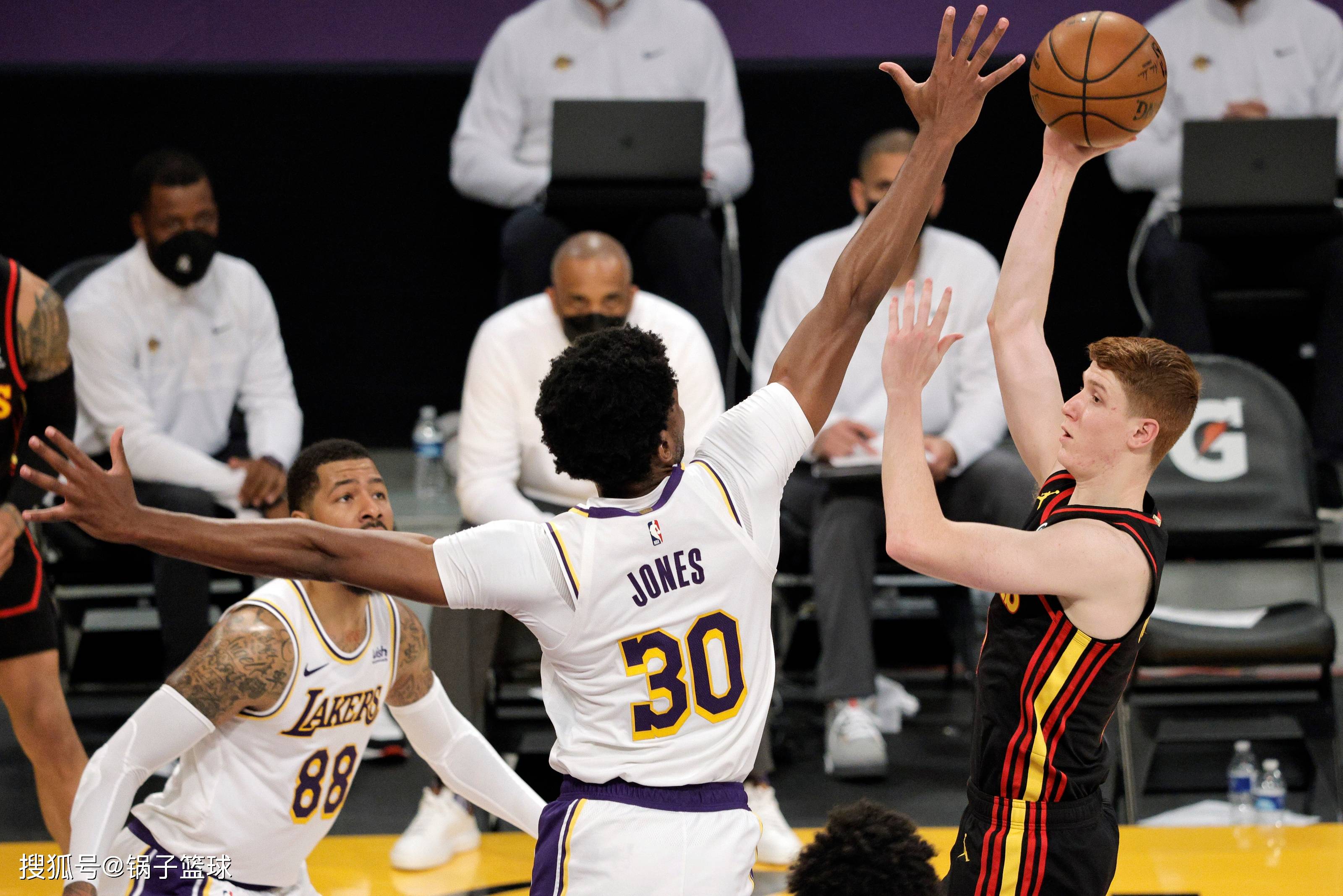 浓眉哥连续十场比赛得分超过悬念迭起里尔战术微调备战欧联,夏洛特黄蜂调整名单备战NBA常规赛看傻球迷 浓眉哥连续十场比赛得分超过悬念迭起里尔战术微调备战欧联,夏洛特黄蜂调整名单备战NBA常规赛看傻球迷